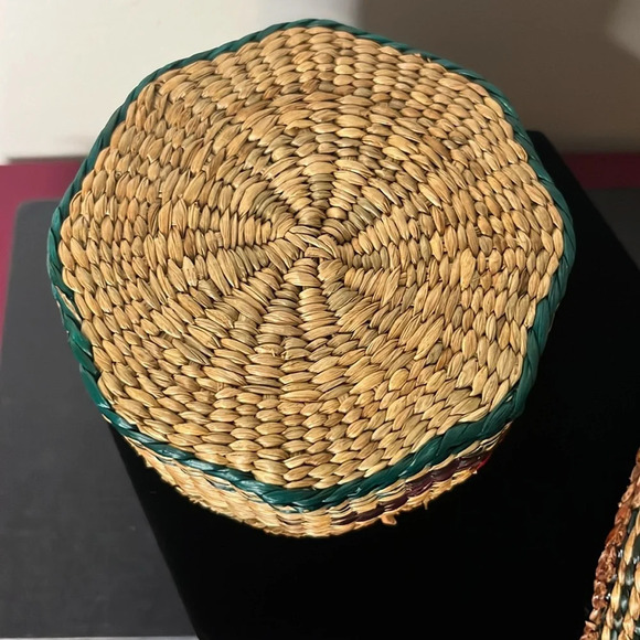 Vintage Handwoven Straw Multicolor Nootka Inspired Style Small Basket with Lid - Picture 8 of 10